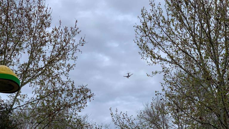 Imagen de uno de los aviones en el cielo de Tarragona. Foto: Celia Alonso