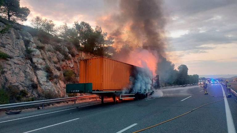Imagen de los Bombers sofocando el fuego que se ha iniciado tras el accidente. Foto: Bombers