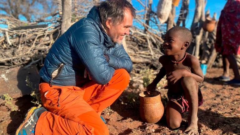 Marc y Serena en una tribu Himba en el norte de Namibia. Foto: Cedida