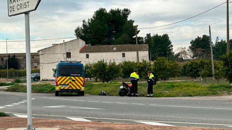 La patrulla de Atestats de Mossos con la motocicleta accidentada. Foto: Cedida