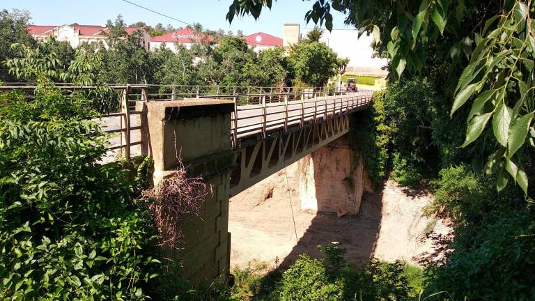 El pont sobre el riu Gaià fou inaugurat el 10 d’agost de 1925. Es planificà amb nous sistemes constructius de manera que no fos necessària cap pilastra central. Fou executat amb bigues de formigó. Foto: Àngel Juanpere