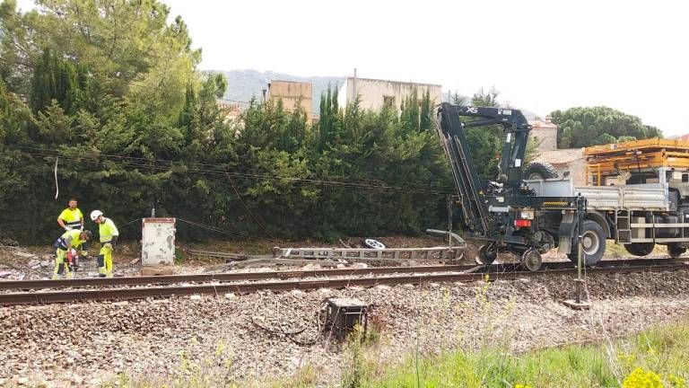 Restableixen la circulació ferroviària a Vilaverd després del descarrilament de dijous passat