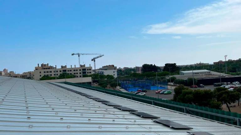 Calafell instala placas solares en la cubierta del pabellón deportivo