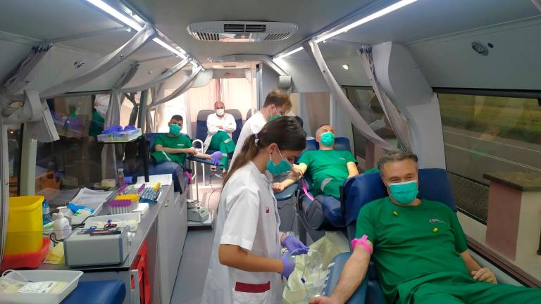 Treballadors de Borges donant sang en un bus medicalitzat el Dia Vermell. Foto: Cedida