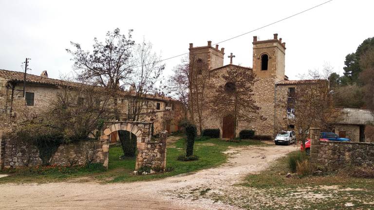 El recinte està format per una església, una sala polivalent (l’antic convent) i dos edificis adossats. Foto: Àngel Juanpere