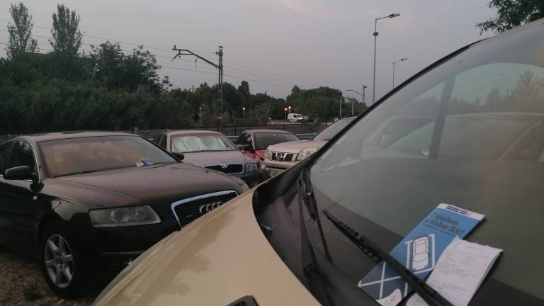 Un vehículo multado en la entrada de la zona azul de Joan Fuster