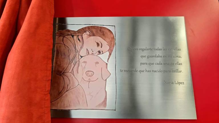 La placa que se ha descubierto en el interior de Mas d’Enric en homenaje a Núria. Foto: Cedida
