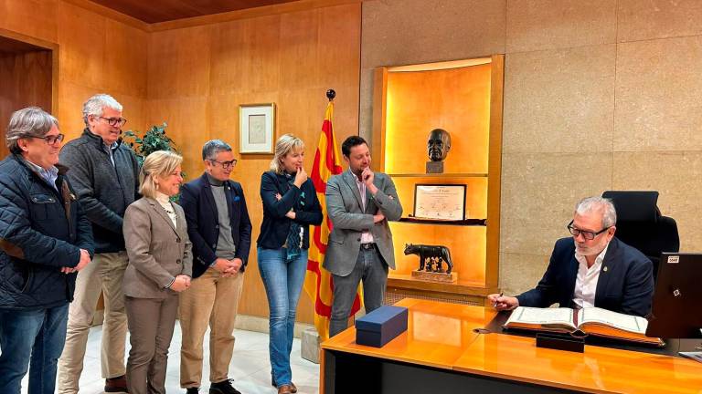El paer de Lleida ha signat en el llibre d’honor de l’Ajuntament de Tarragona. Foto: cedida