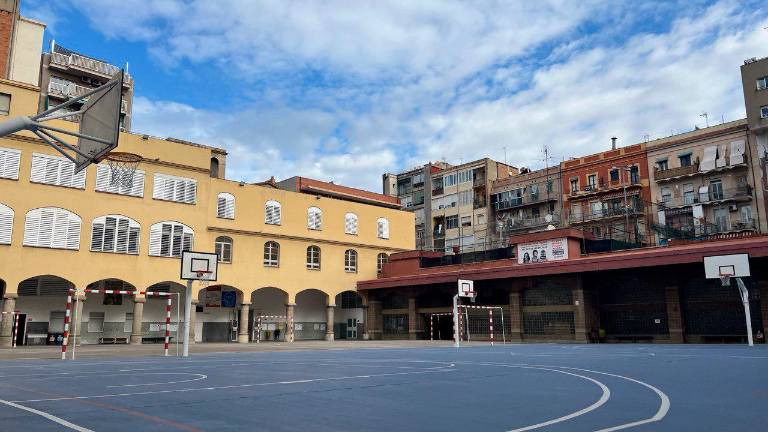 Patio de la Escuela Salesianos de Rocafort, en el barrio de Sant Antoni de Barcelona, uno de los centros afectados por denuncias de vecinos debido a la superación de los límites de contaminación acústica. Foto: ACN