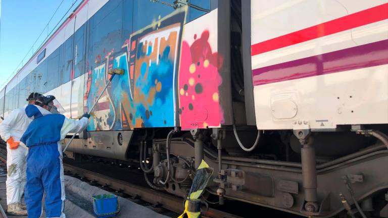 $!Las pinturas de los grafiteron ocuparon en 2022 en Catalunya 33.000 metros cuadrados de vagones y locomotoras. FOTO: Renfe