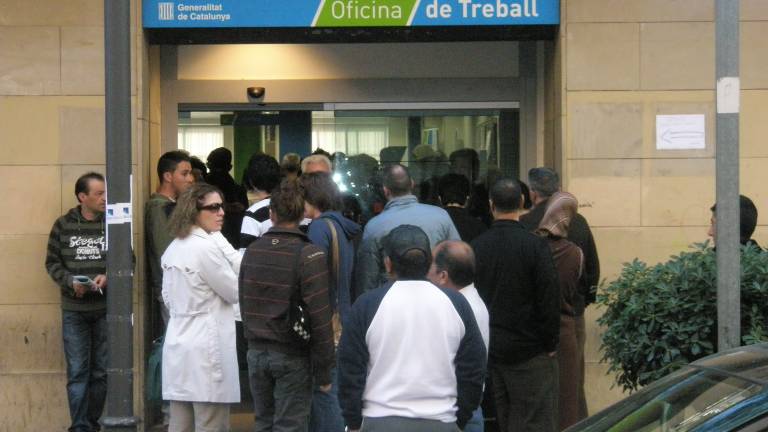 Imagen de archivo: Ciudadanos haciendo fila delante de una oficina del 'Servei Públic d'Ocupació' en Reus. Fuente: Francesc Gras
