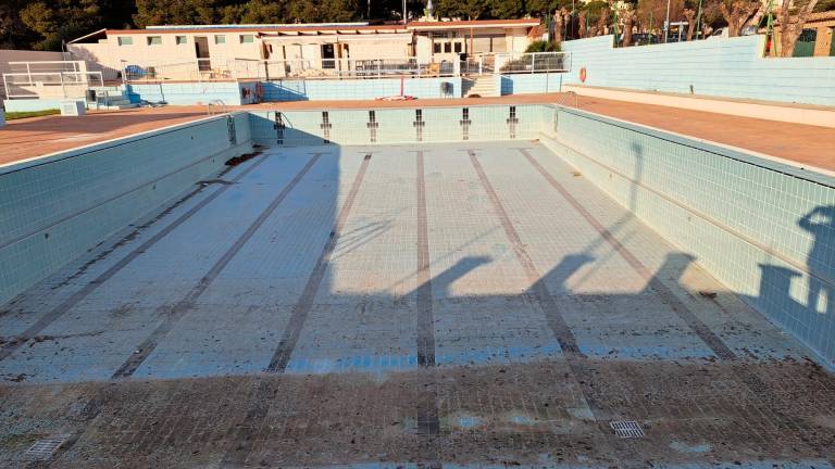 La piscina municipal de Altafulla tardará en llenarse de agua de nuevo. foto: Joan Boronat