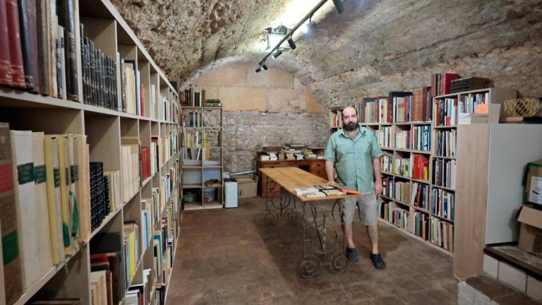 Enric Benaiges en la librería que ocupa una de las antiguas bóvedas del Circ. FOTO: N.R.