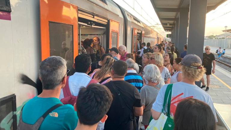 Usuarios intentado subir al tren en Cunit.