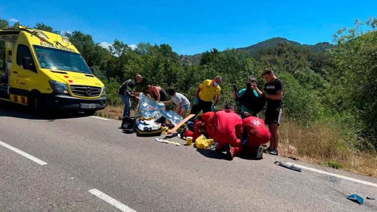$!Los servicios de emergencias actúan con un herido. Foto: Alfredo González