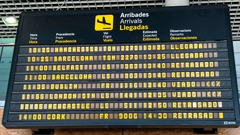 El panel de llegadas del Aeropuerto de Reus, el mediodía de este martes. FOTO: Alfredo González