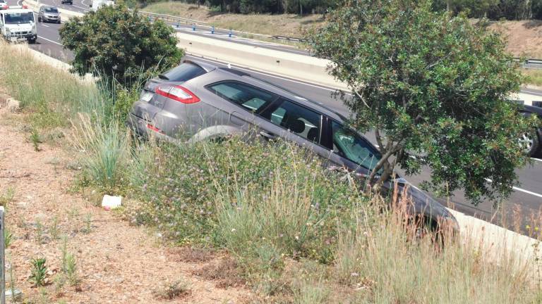 El vehículo ha quedado inclinado en el terraplén de la salida de Constantí. Foto: Àngel Juanpere