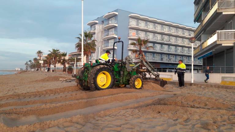Un tractor a la platja de Cambrils. Foto: Ajuntament de Cambrils
