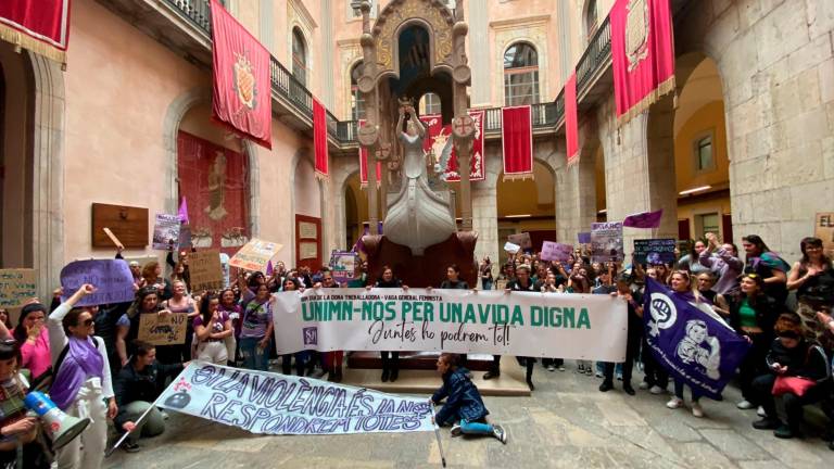 La protesta ha terminado en el Pati Jaume I del Ajuntament de Tarragona. FOTO: Joel Medina