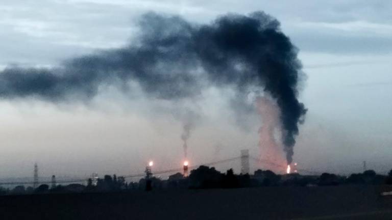 $!Una caída de tensión genera una columna de humo en las chimeneas de Repsol Tarragona