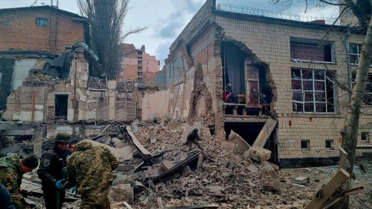 Al menos diez personas resultaron heridas y un edificio no residencial dañado en un nuevo ataque ruso con dos misiles contra Kiev. Foto: EFE