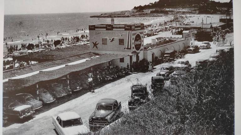 $!La playa de la Arrabassada y el famoso chiringuito La Estrella. Foto: ‘Tarragona, segle xx a través de les postals