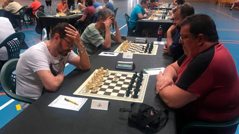 El Gran Mestre Ruslan Pogorelov, a l’esquerra, en una partida de la setena ronda. FOTO: Cedida