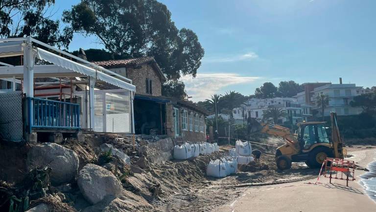 Sacos de arena para proteger el restaurante de Altafulla dañado por el temporal