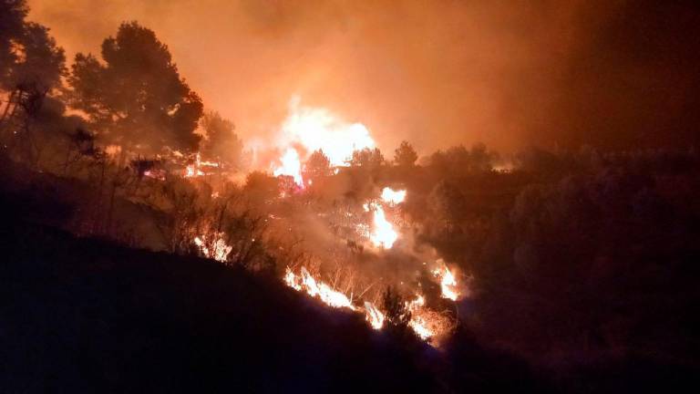 $!Las llamas están localizadas en la zona del Garramell, entre La Selva del Camp y Vilaplana. Foto: Bombers