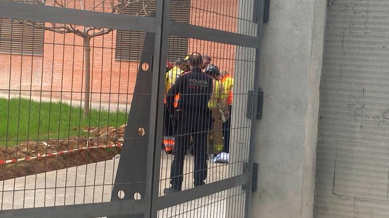 Sanitarios y Bombers atienden a la víctima en Reus. Foto: I. Compte