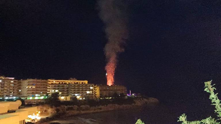El resplandor del incendio era visible desde lejos. Foto: Reyes Pascual