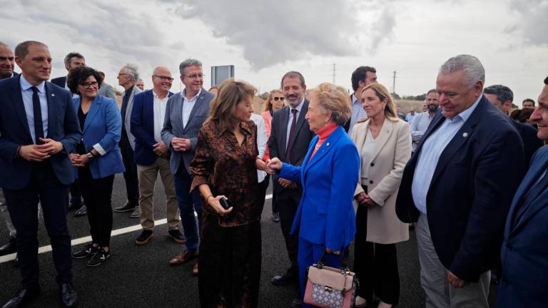 $!La presidenta de la Cambra de Tarragona, Laura Roigé, saludando a la ministra. Foto: N.R.