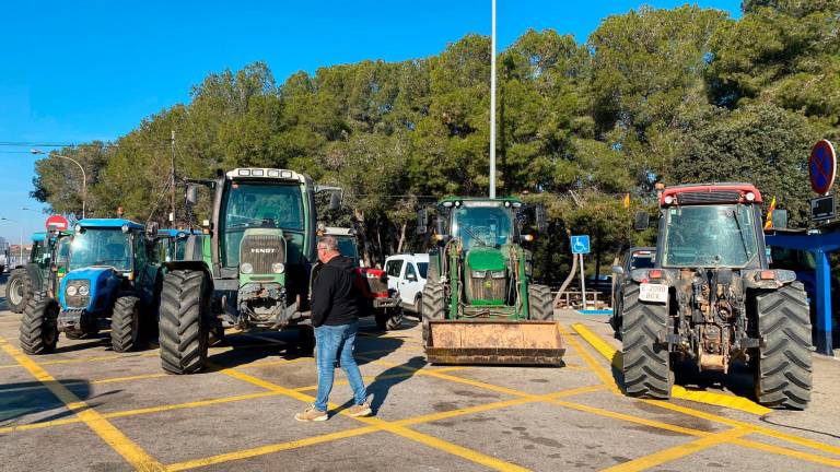 Tractores en el área de servicio del Penedès. Foto: Joel Medina