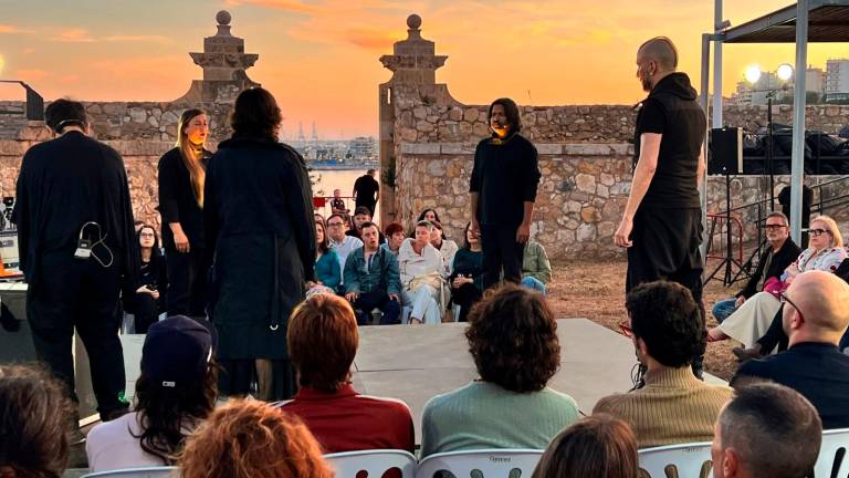 El espectáculo llenó el atardecer desde el Fortí de Sant Jordi. foto: Alfredo González