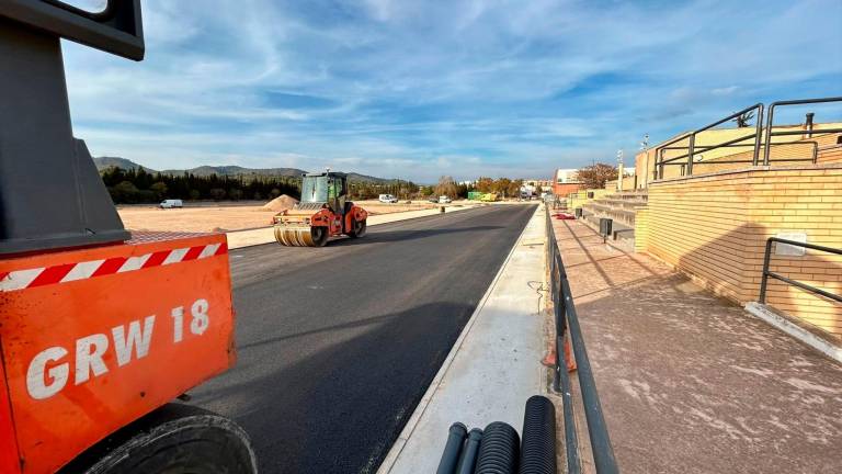 Los trabajos de asfaltado de la nueva pista de atletismo de El Vendrell se han hecho esta semana. FOTO: Dt