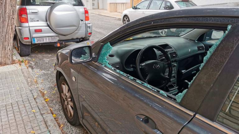 Detingut a Valls un jove per trencar vidres de sis vehicles per robar al seu interior
