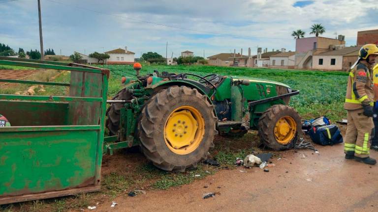 $!El tractor implicado en el accidente. Foto: Bombers de la Generalitat