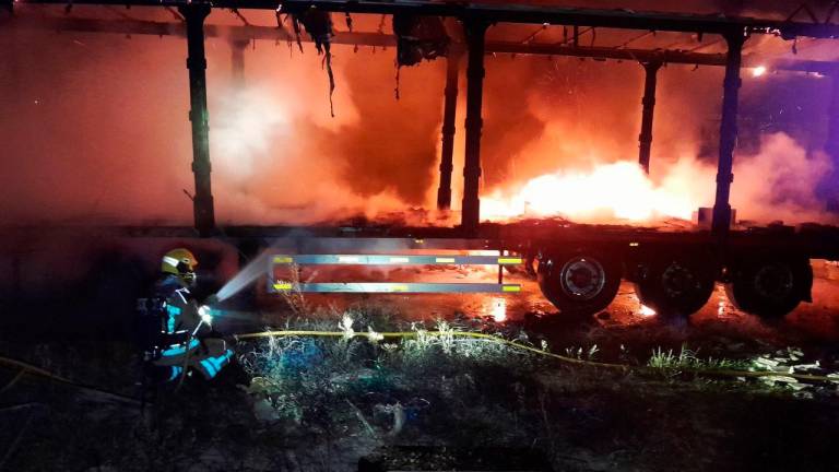 Un incendi destrueix un camió a Deltebre