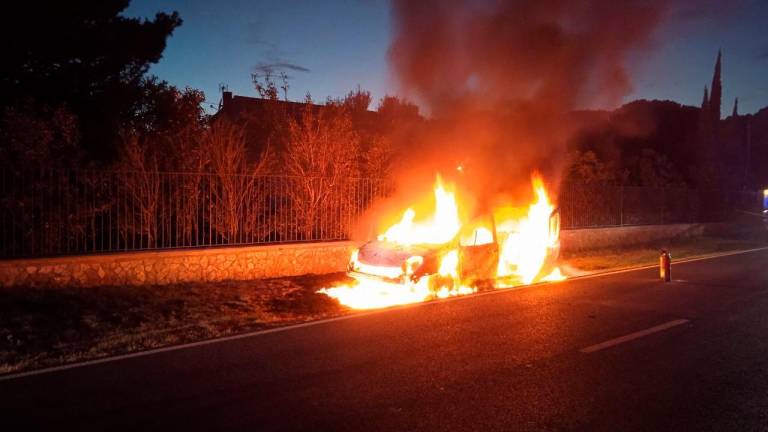 Una furgoneta ardiendo en una imagen de archivo. Foto: Bombers de la Generalitat