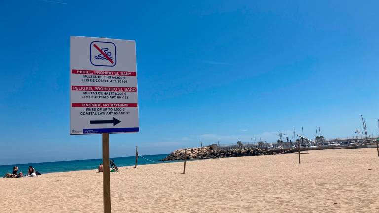Hay zonas donde se señaliza la prohibición de baño. FOTO. JMB