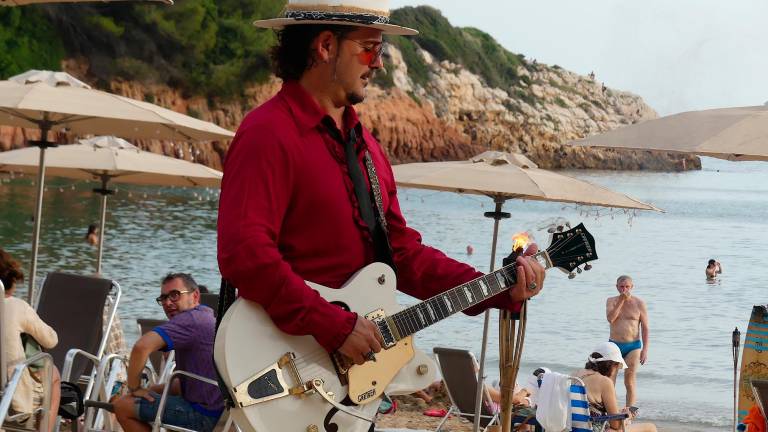 El músico cambrilense Erik López, en la playa en Salou durante la grabación del videoclip. FOTO: cedida