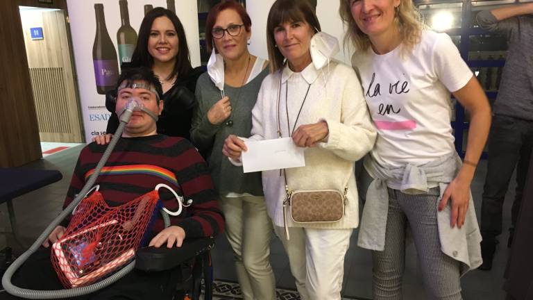 Pau Torres y su esposa Gina, de Ilusión+, y las miembros de Port Solidari, Coia y Núria, entregaron el dinero a la presidenta de la FEM, Teresa Campanera.