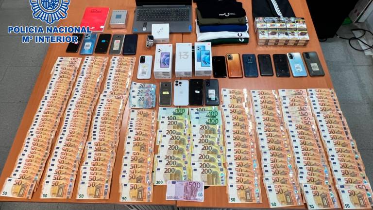 Entre los efectos se encontraron un total de nueve mil quinientos euros en efectivo, seis teléfonos móviles, un ordenador, y diversos documentos. Foto: Policía Nacional