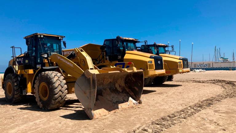 Las máquinas ya han comenzado el traslado de arena. FOTO: JMB