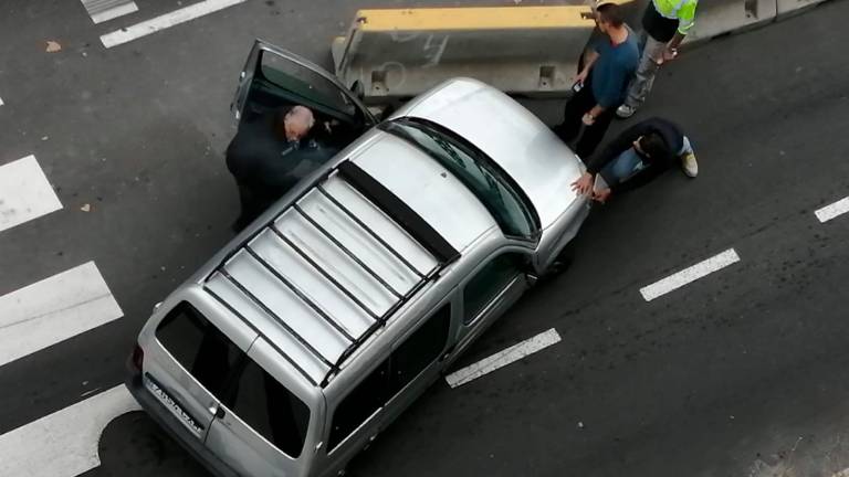 $!El coche chocó frontalmente con uno de los bloques de hormigón cuando entraba desde el paseo Independència a la avenida Torres Jordi. FOTO: cedida