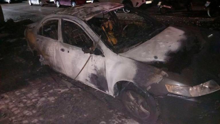 Un altre cotxe que ha cremat aquesta nit, però a Gavà (Barcelona). Foto: Bombers de la Generalitat