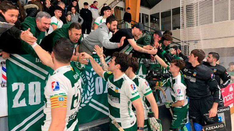 Los jugadores del Calafell saludan a la afición. Foto: C. P. Calafell