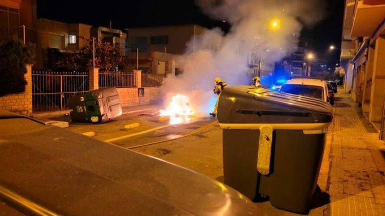 Uno de los contenedores en llamas en la noche del pasado martes, 6 de diciembre en Reus. FOTO: @reusgurbana