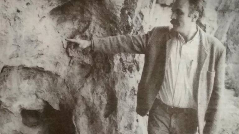 $!El arqueólogo, prehistoriador y experto en Evolución Humana Eudald Carbonell señala las pinturas que descubrió junto a sus alumnos de la URV. La imagen fue publicada en el ‘Diari’ el 13 de mayo de 1994. FOTO: Lluís Milian