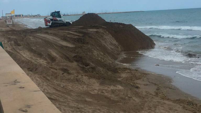 $!Urgen a derribar una plaza frente al mar en Calafell para intentar evitar la pérdida de playas